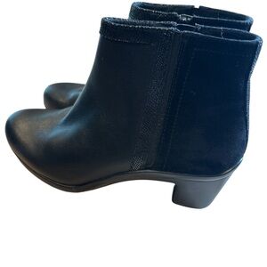 Aravon Lexee bonded Bootie Sleek Black Ankle Boot size 7